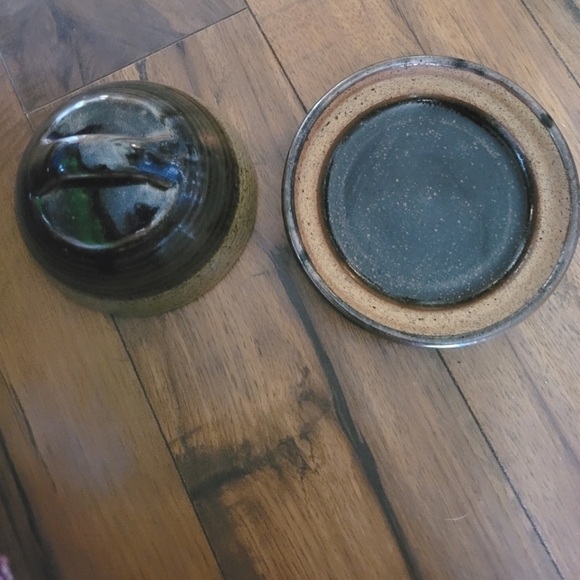 Magus Quebec - Stoneware Pottery Butter Dish with Lid - Picture 4 of 5